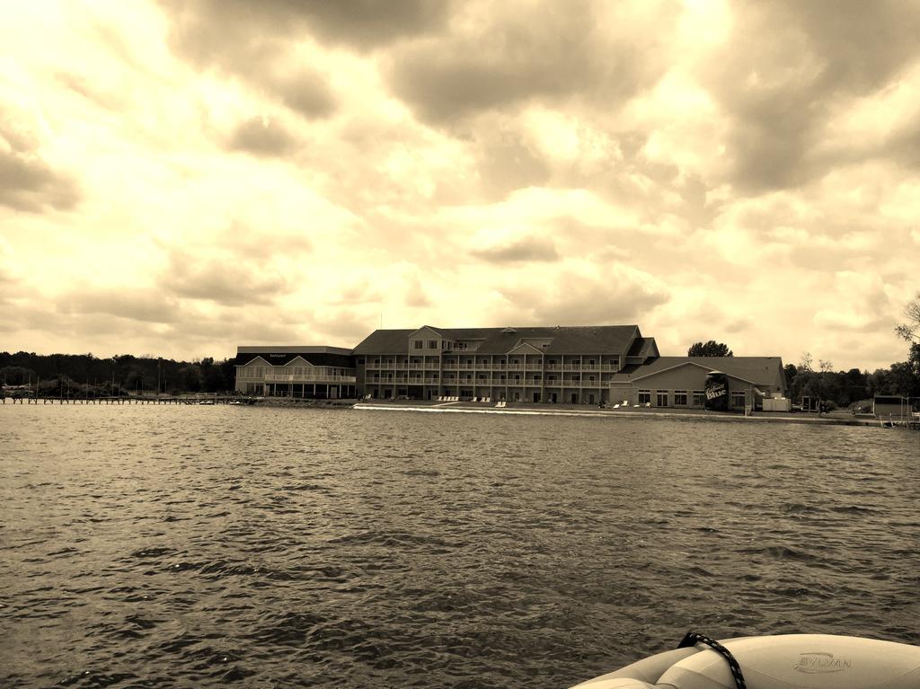 Lakeside Resort & Conference Center Хоутон-Лейк Экстерьер фото